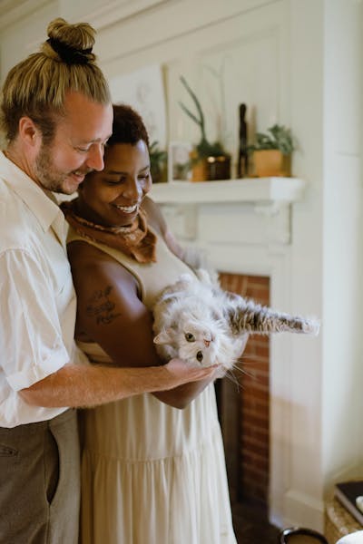 Un couple heureux avec un chat