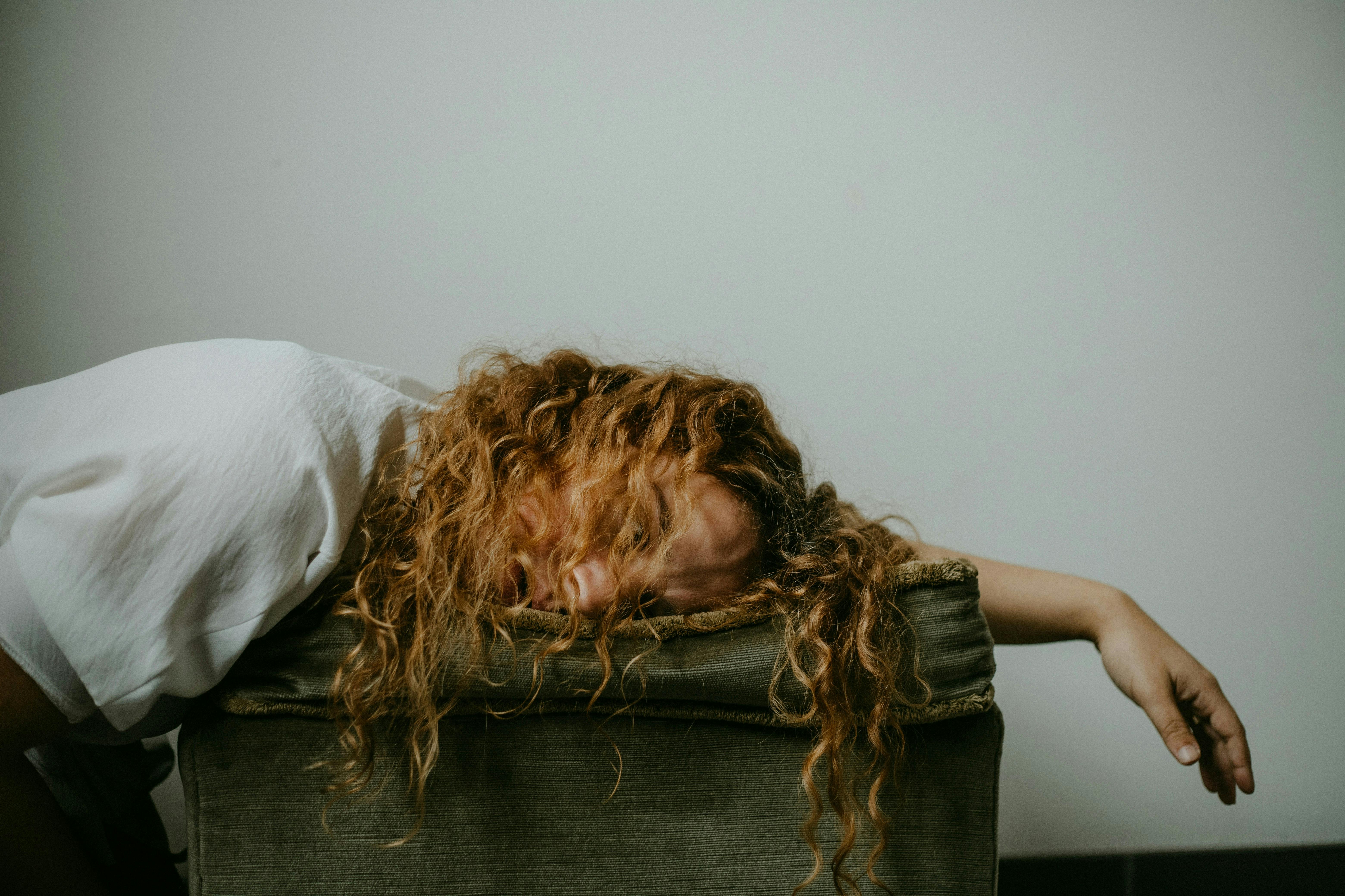 personne avec tête et bras sur table