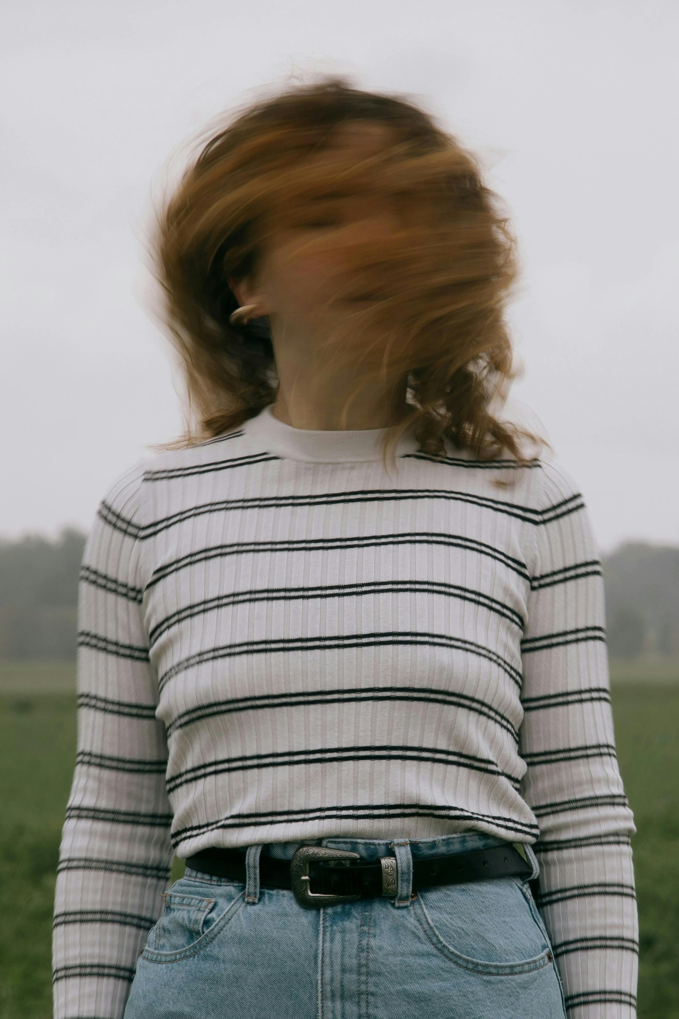 femme debout qui bouge vite la tête
