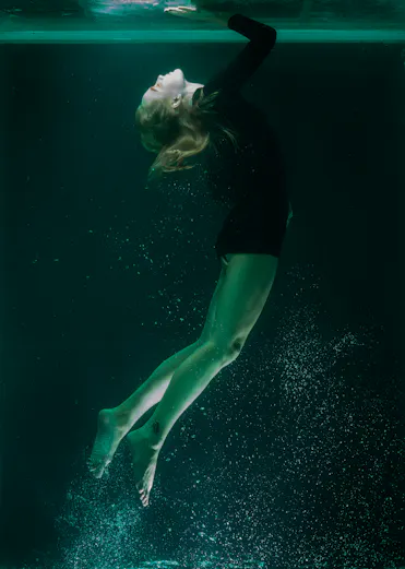 femme sous l'eau  qui remonte vers la surface