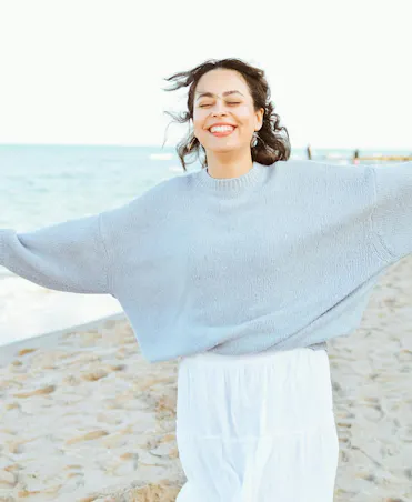 femme heureuse sur la plage