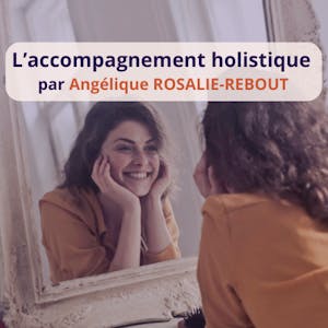 femme qui sourit en se regardant dans le miroir