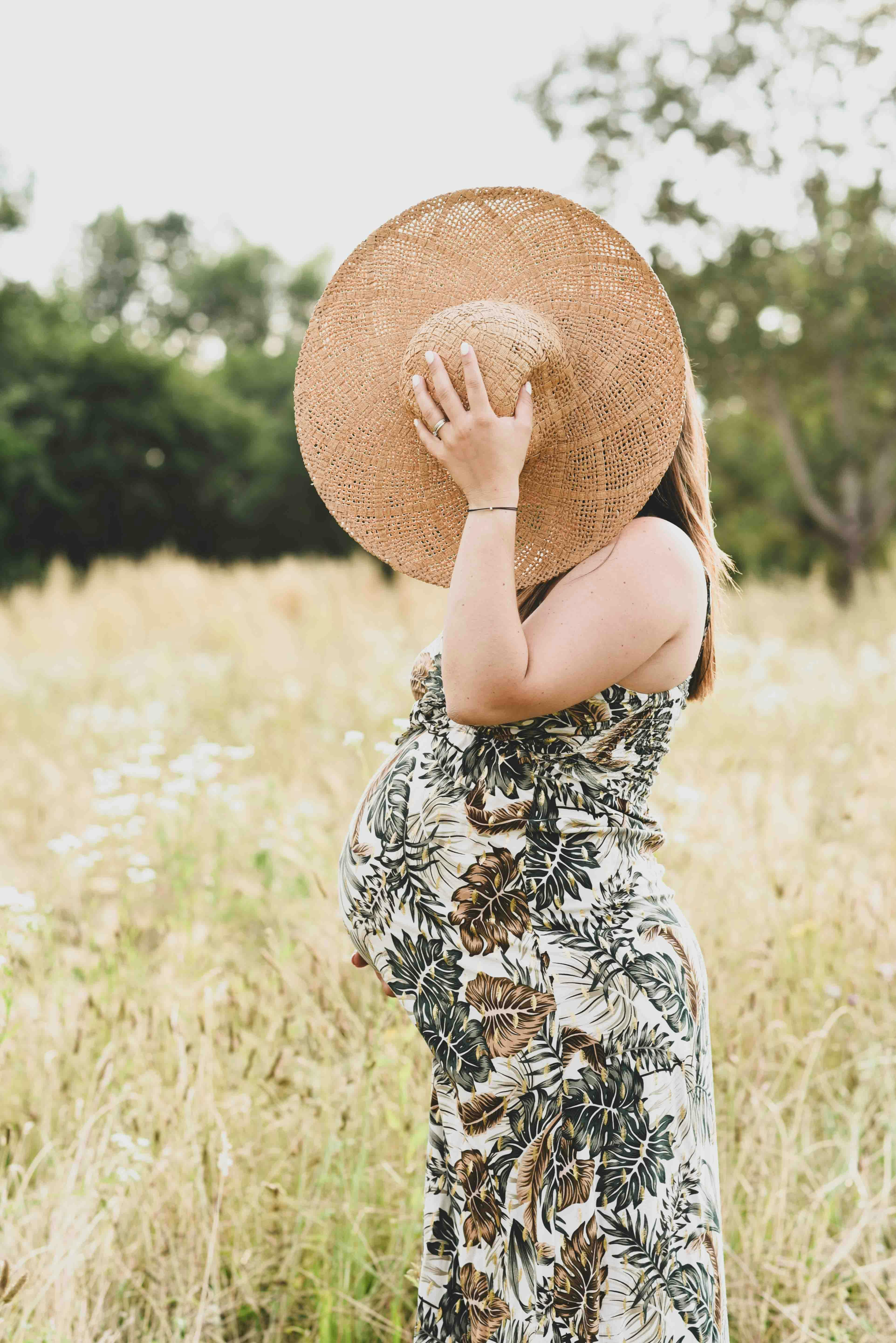 femme enceinte dans nature