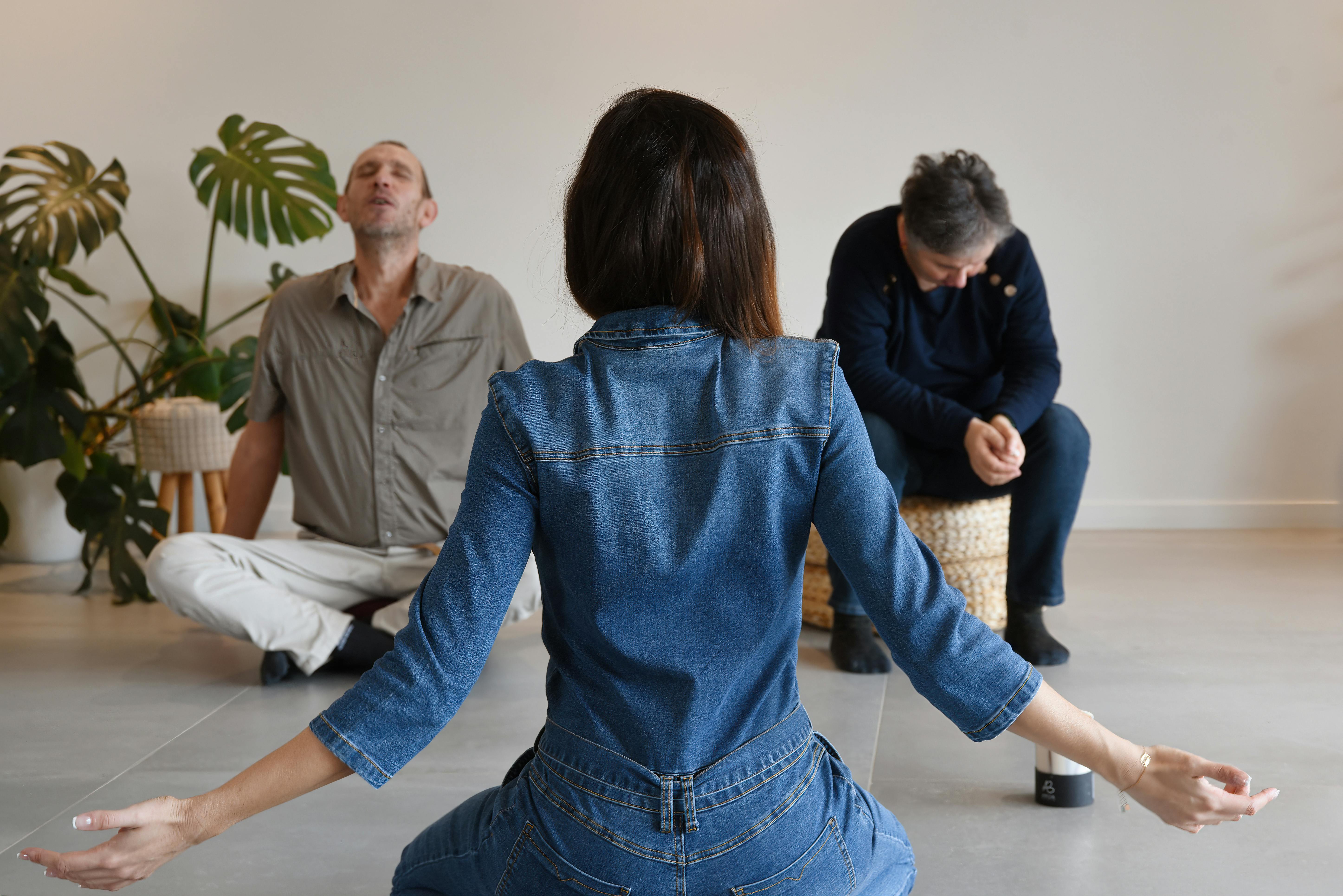 femme de dos et deux hommes en réflexions