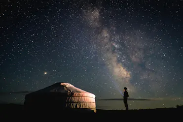 yourte en mongolie de nuit ciel étoilé