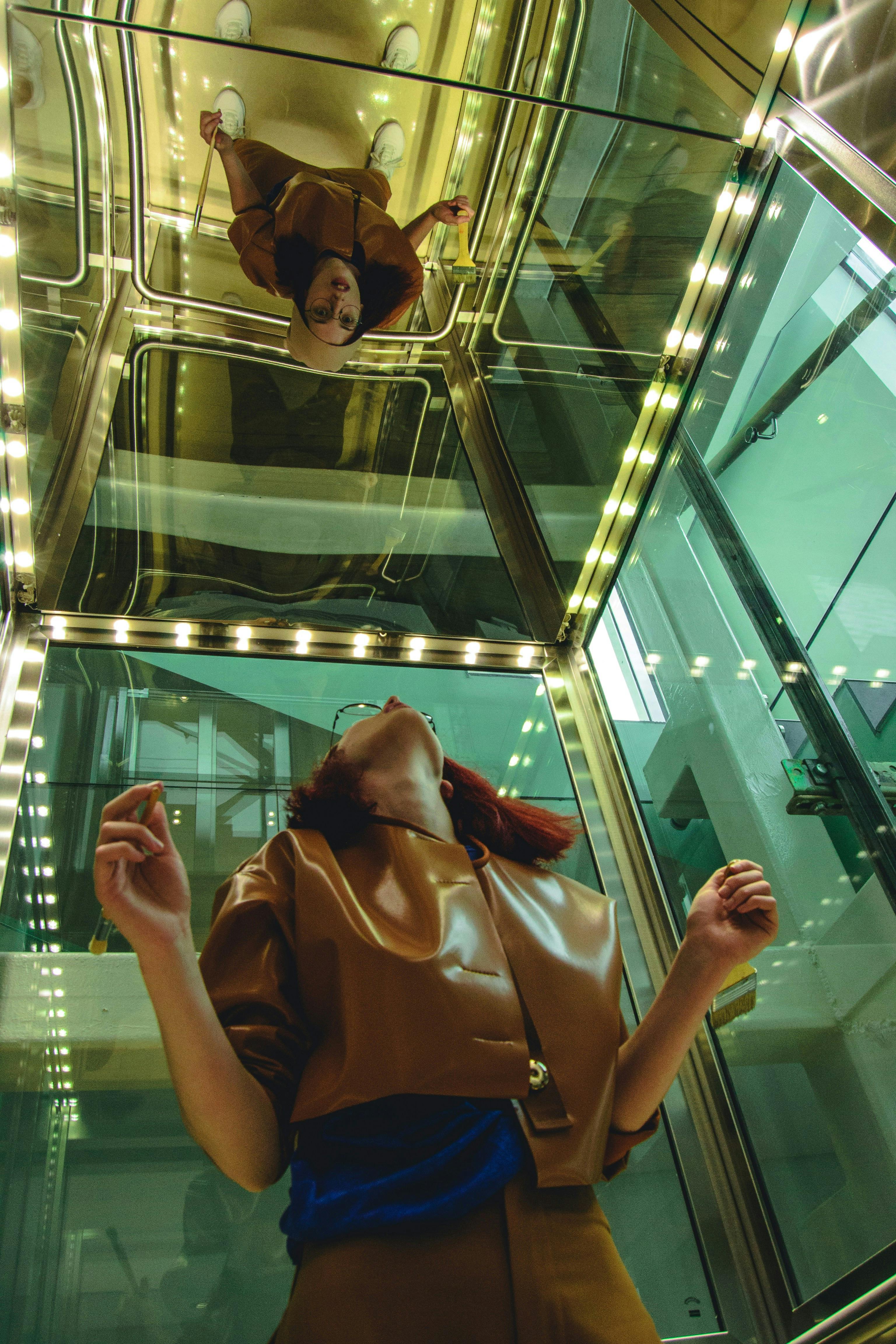 femme ascenseur miroir