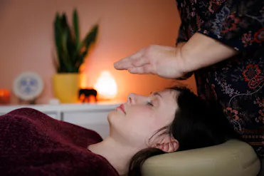 tête de femme et mains