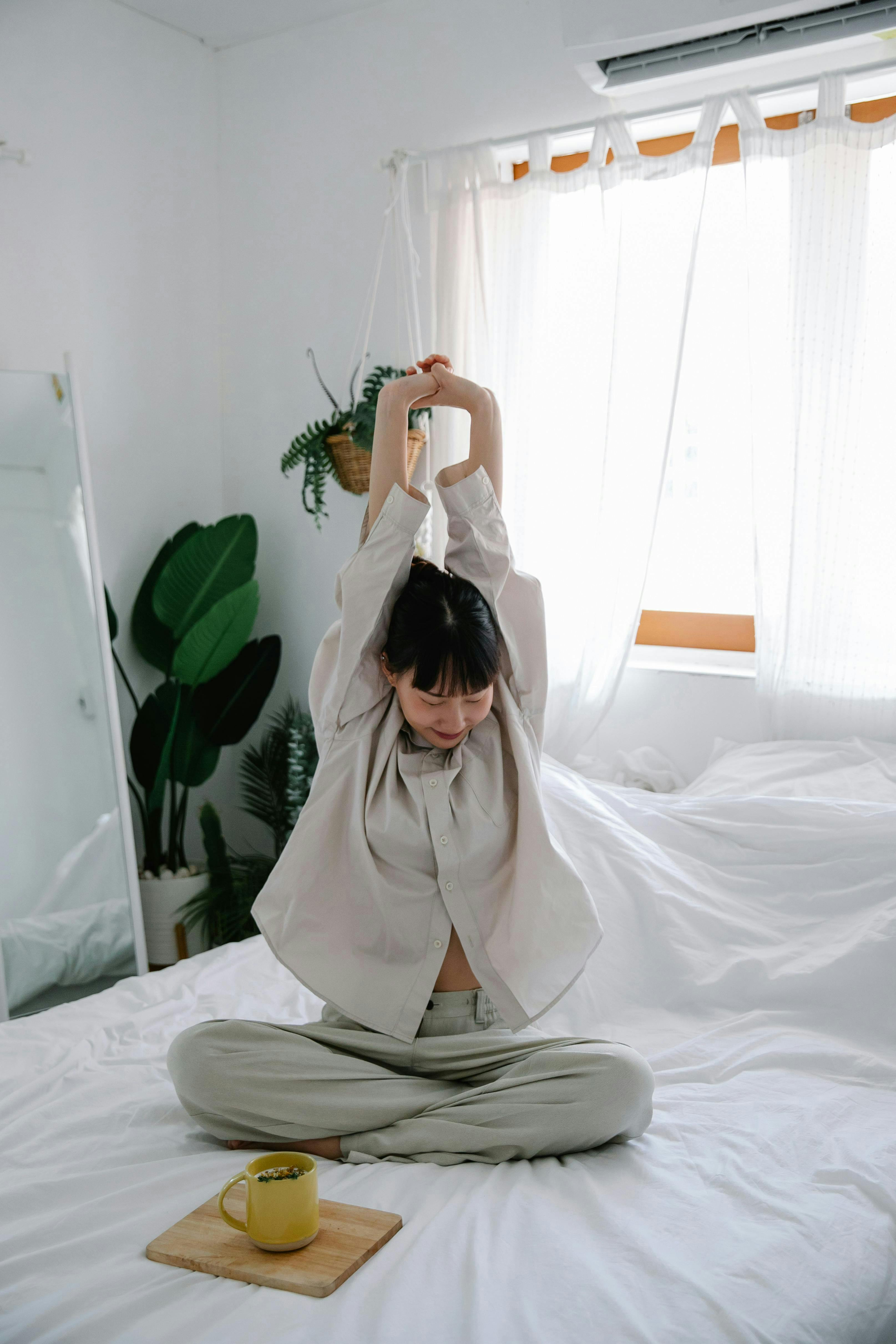 femme sur un lit qui s'étire 