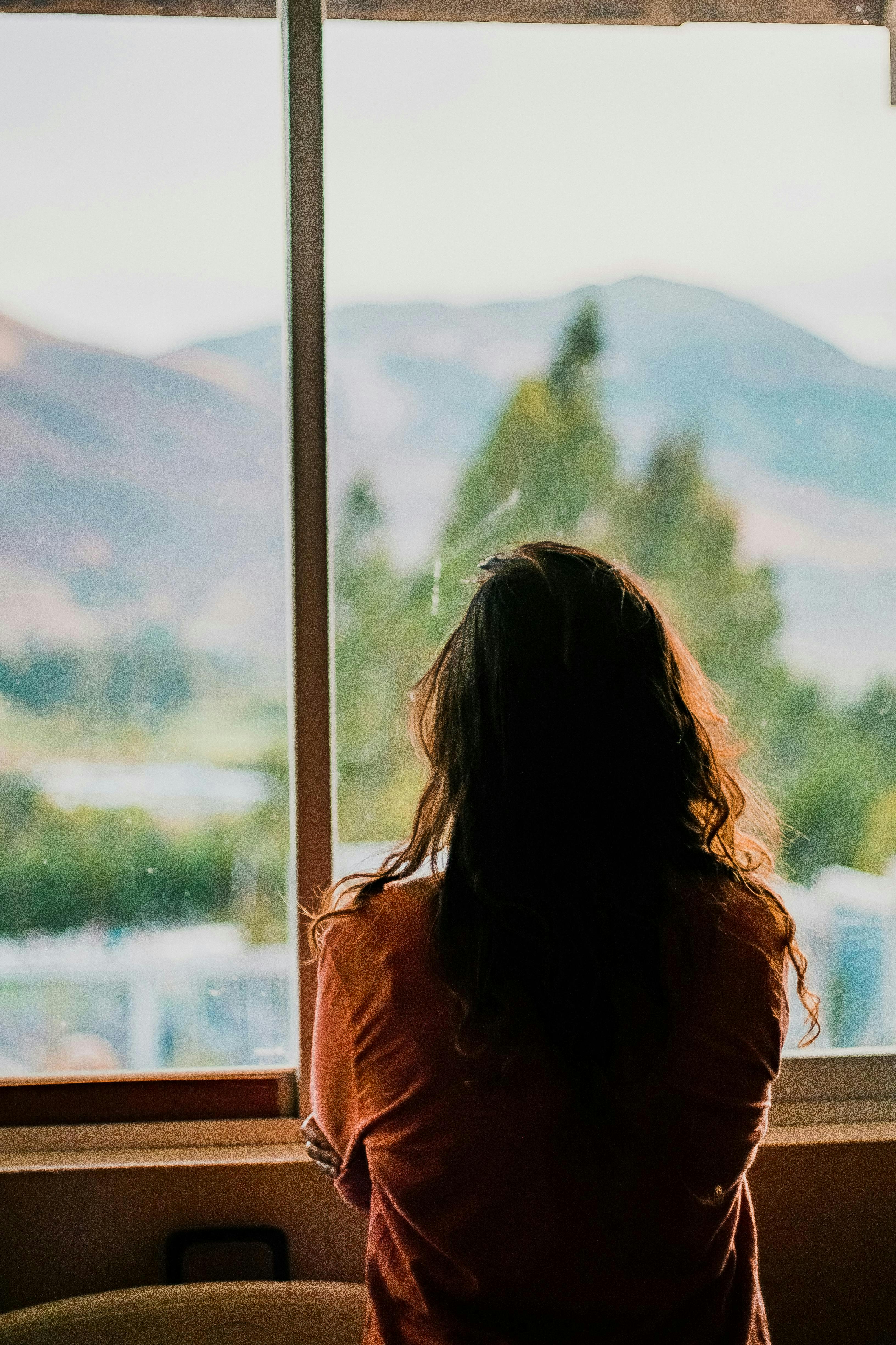 femme devant fenêtre