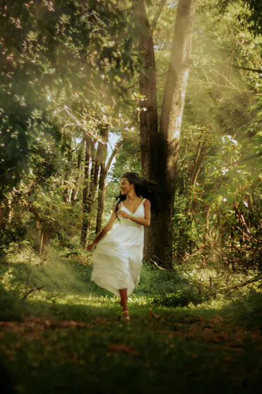 femme en robe dans la forêt