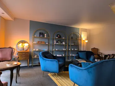 intérieur boutique fauteuils bleu velours