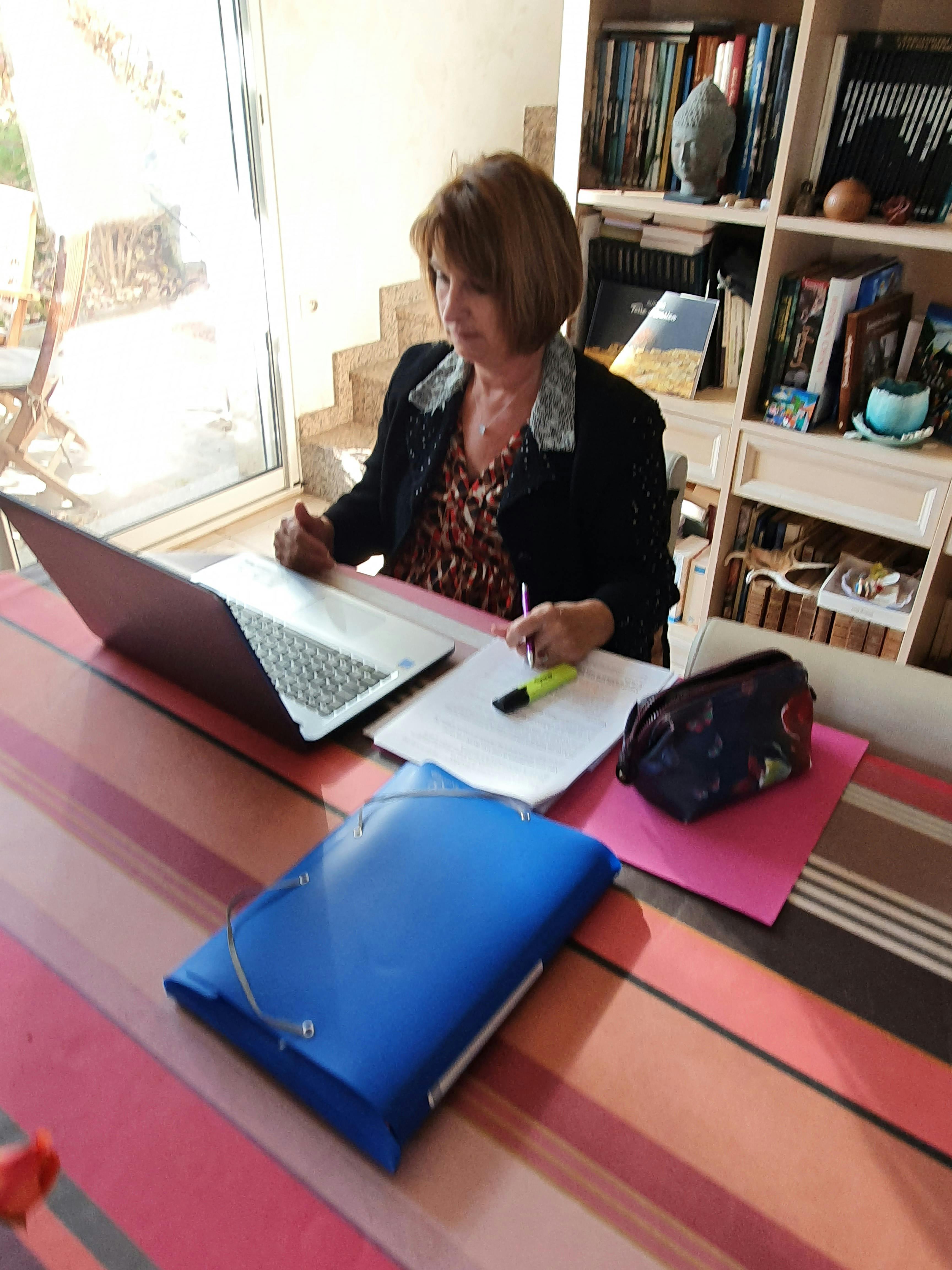 femme dans son bureau