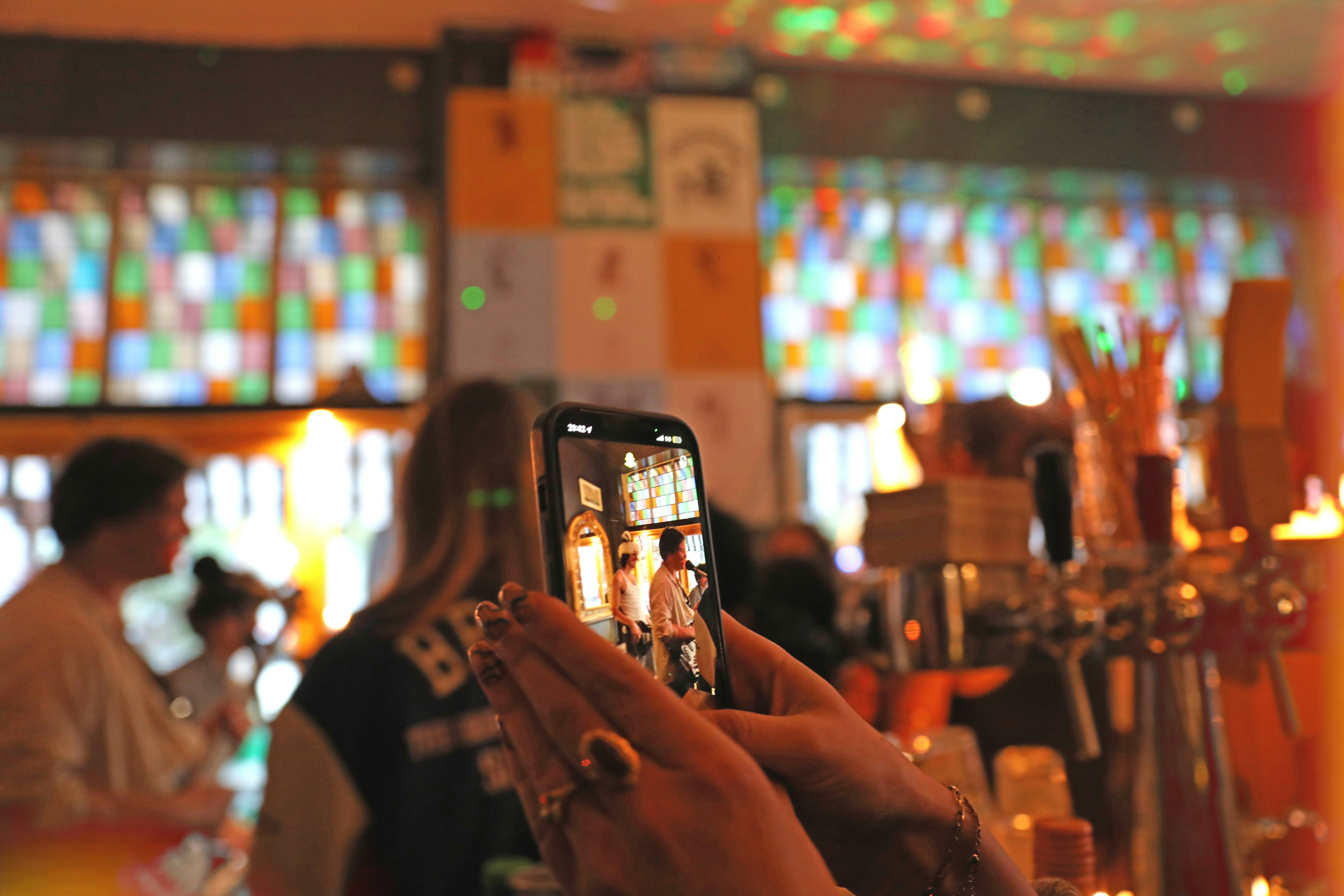 concert bar mains femmes téléphone