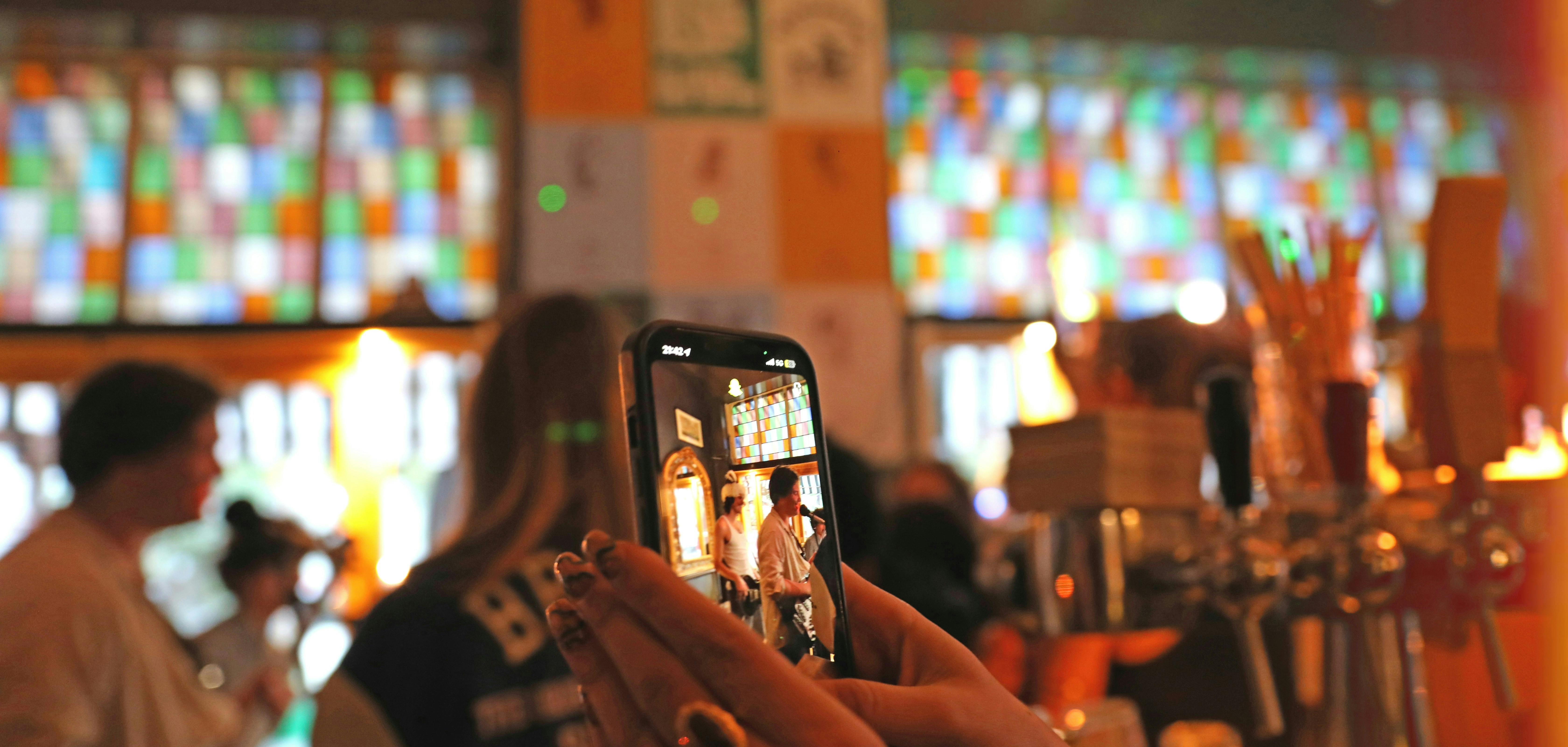 concert bar mains femmes téléphone