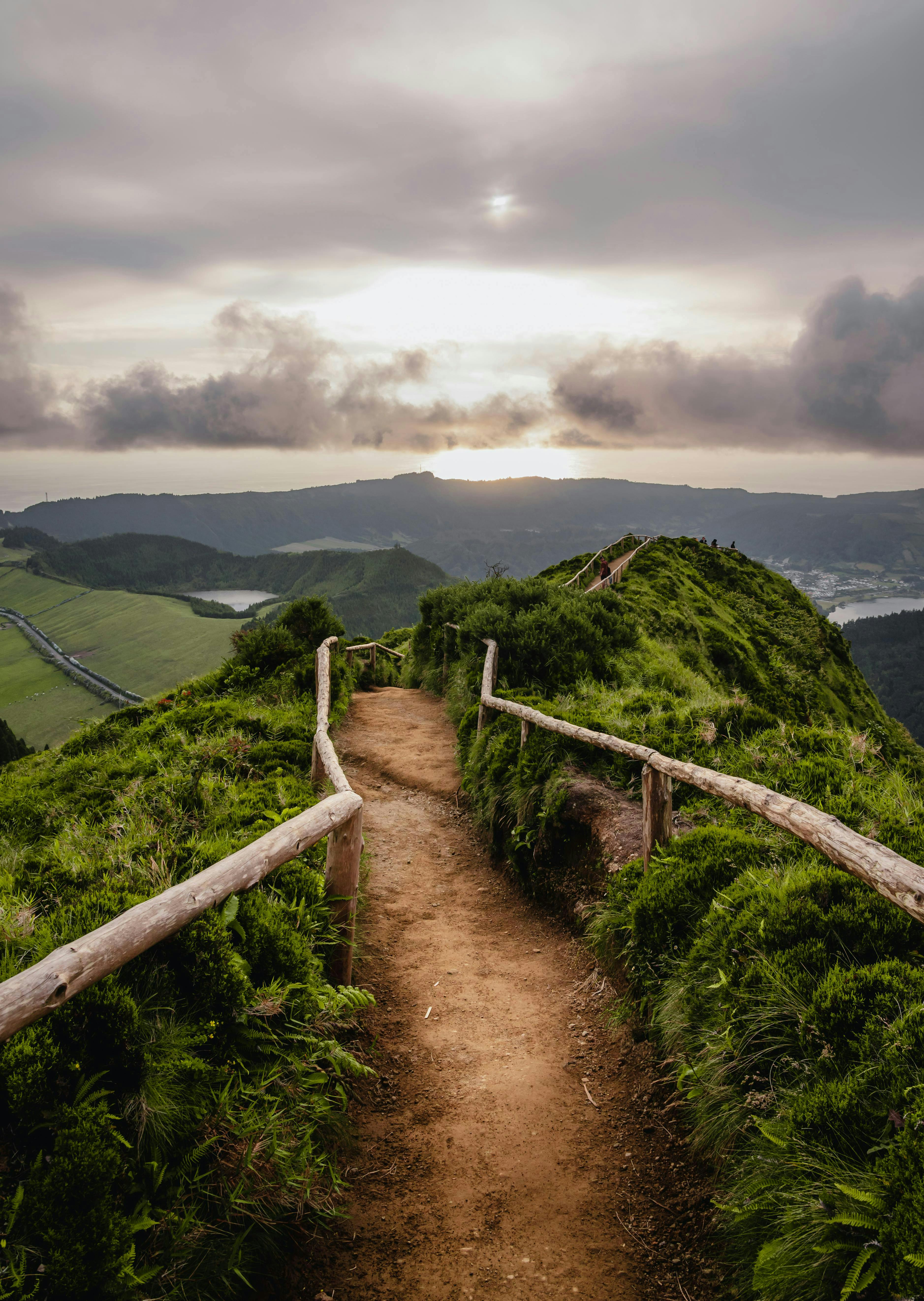 açores chemin sur montagne