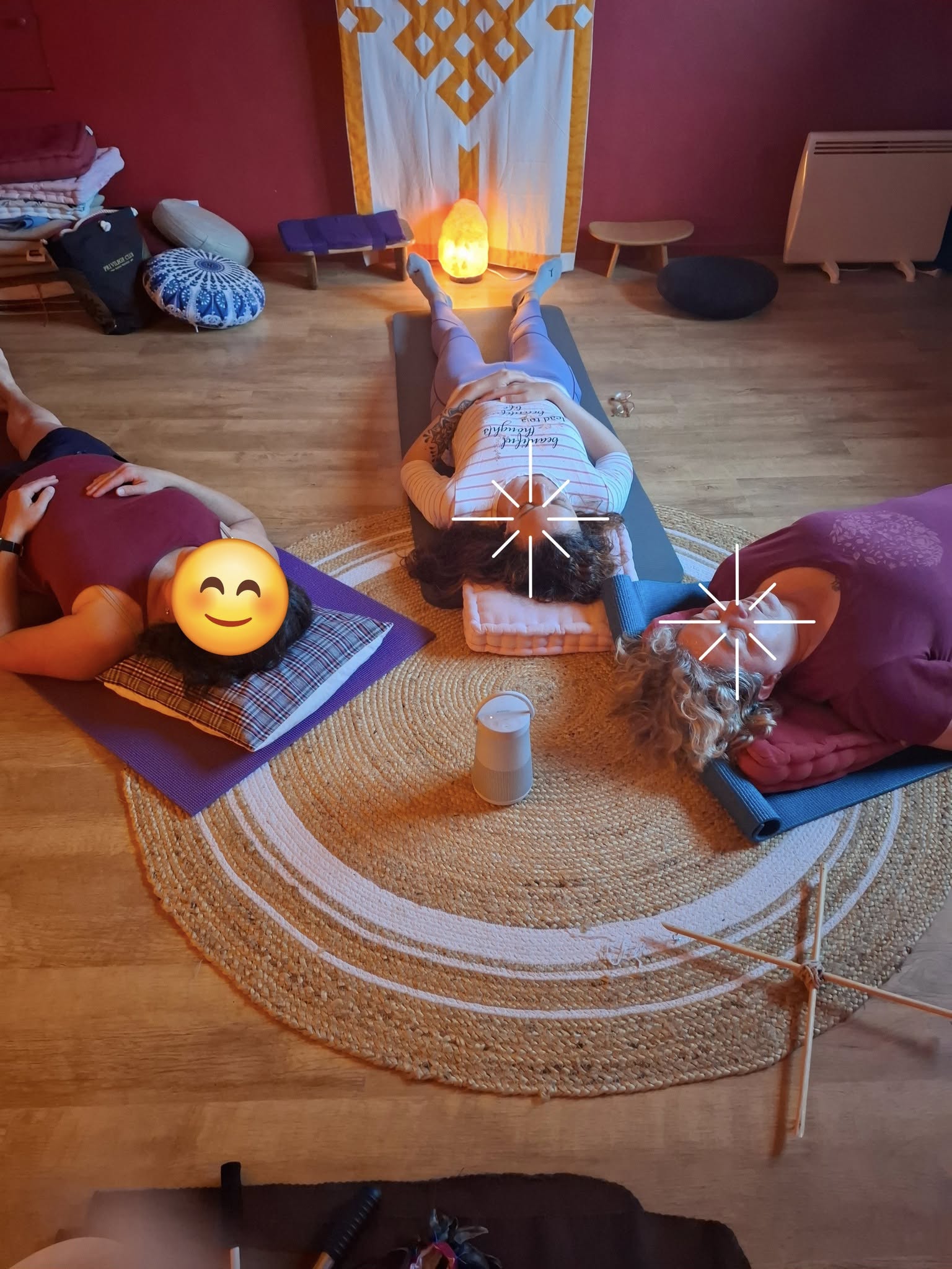 personnes allongées sur tapis