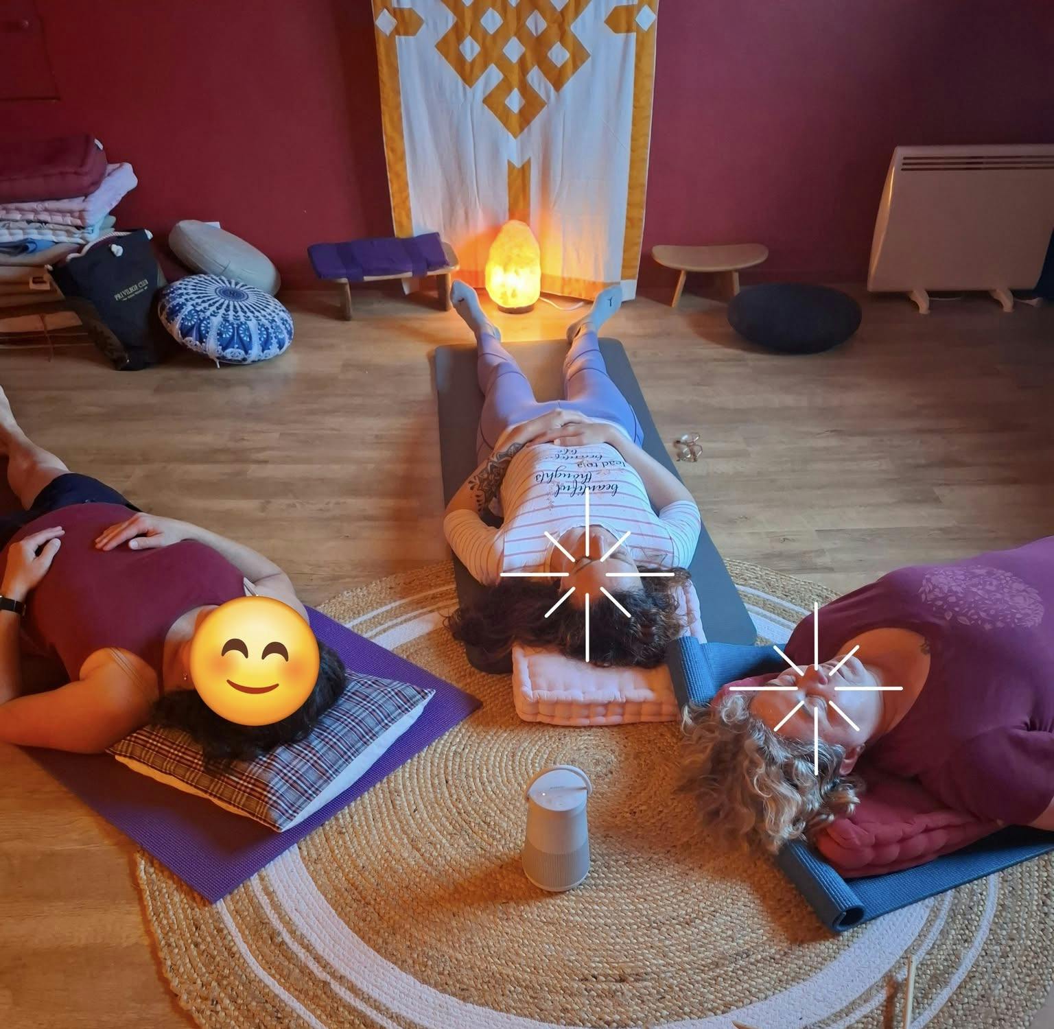 personnes allongées sur tapis