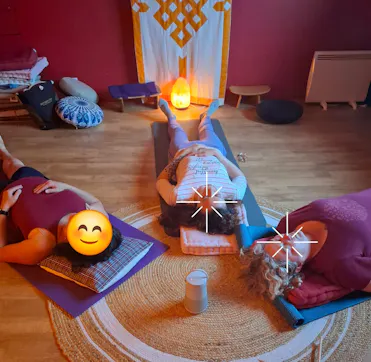 personnes allongées sur tapis