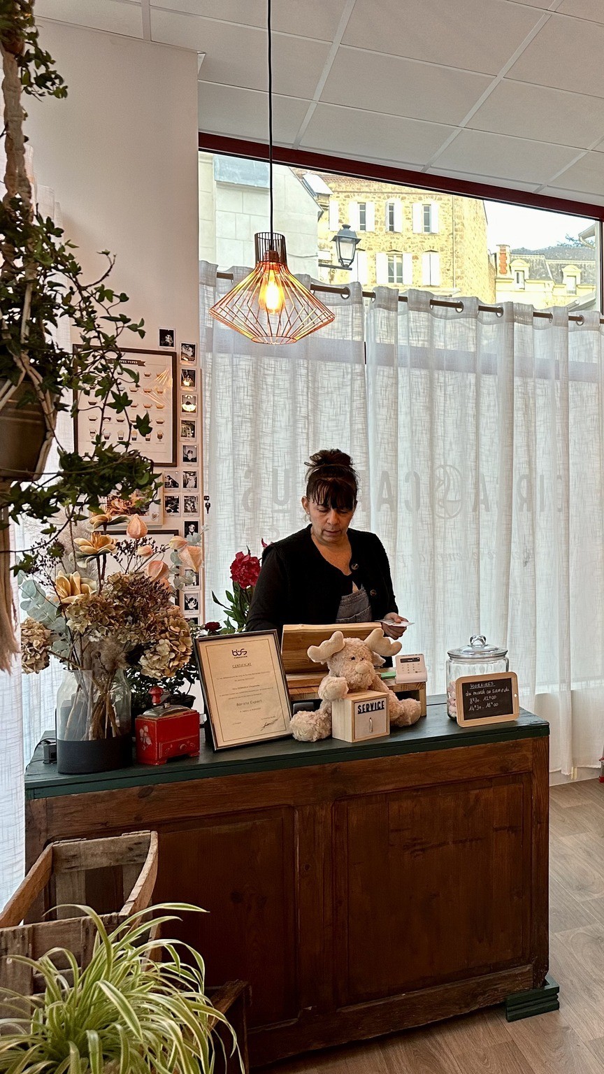 chrystelle serradji derrière comptoir circa capulus