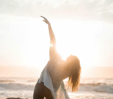 femme au bord de l'eau