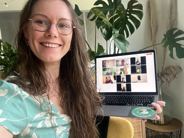 femme avec ordi en visio