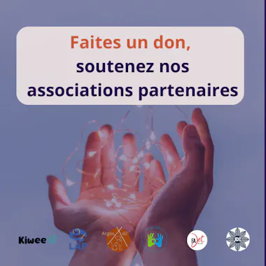 deux mains avec une guirlande lumineuse