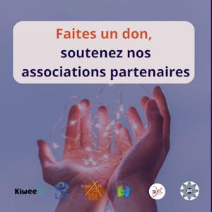 deux mains avec une guirlande lumineuse