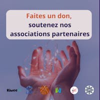 deux mains avec une guirlande lumineuse