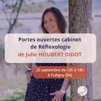 femme posée contre un arbre