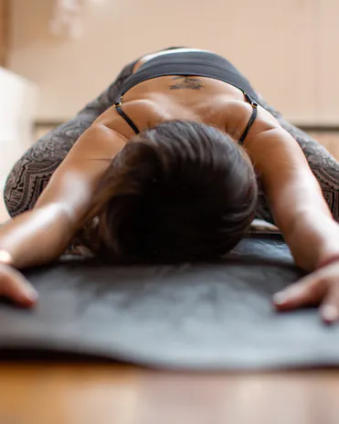 femme sur tapis de yoga
