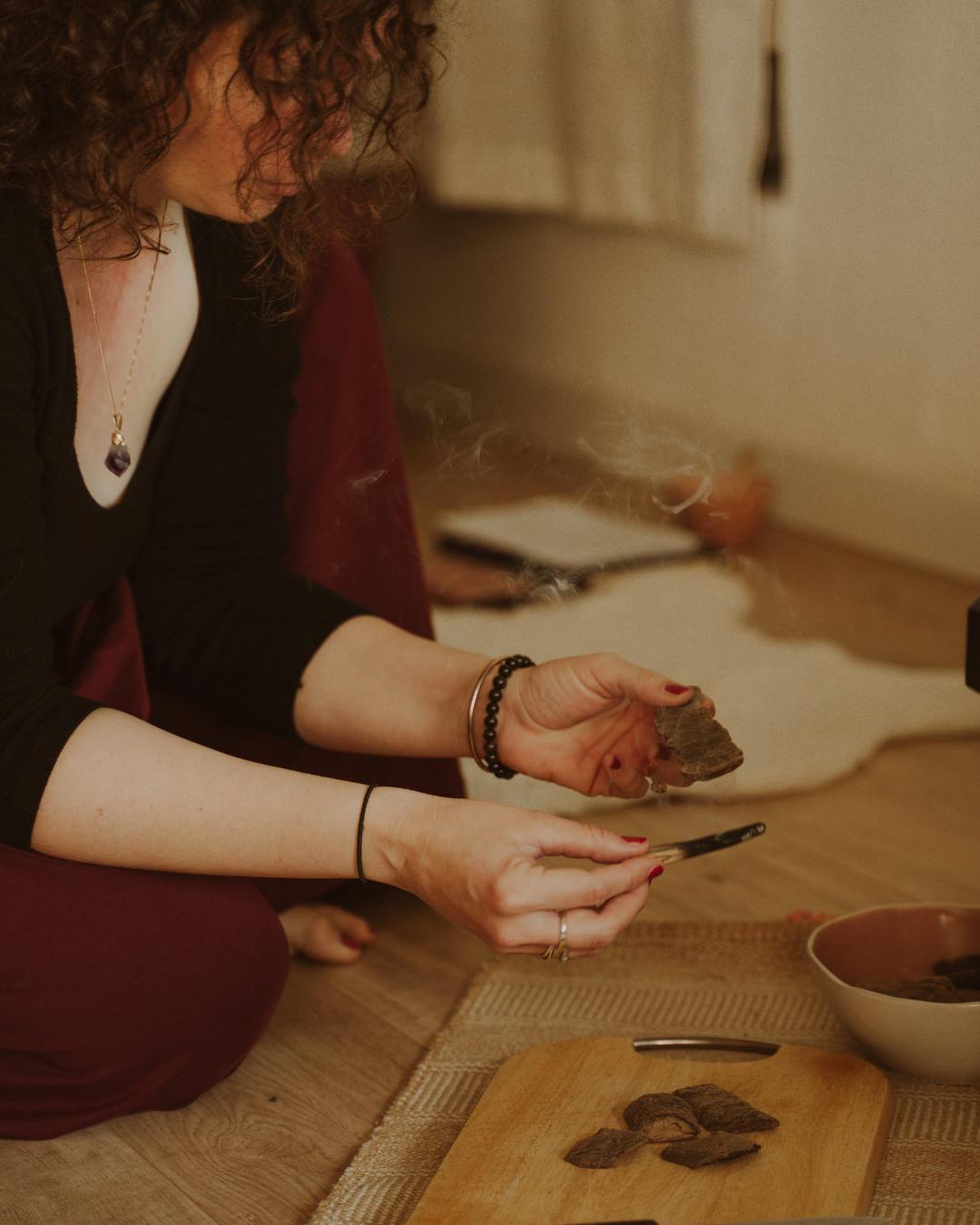 femme avec de l'encens