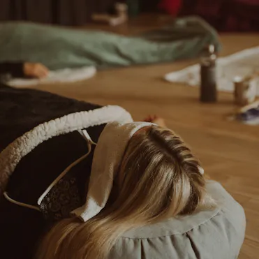 femme relaxée sur tapis de yoga