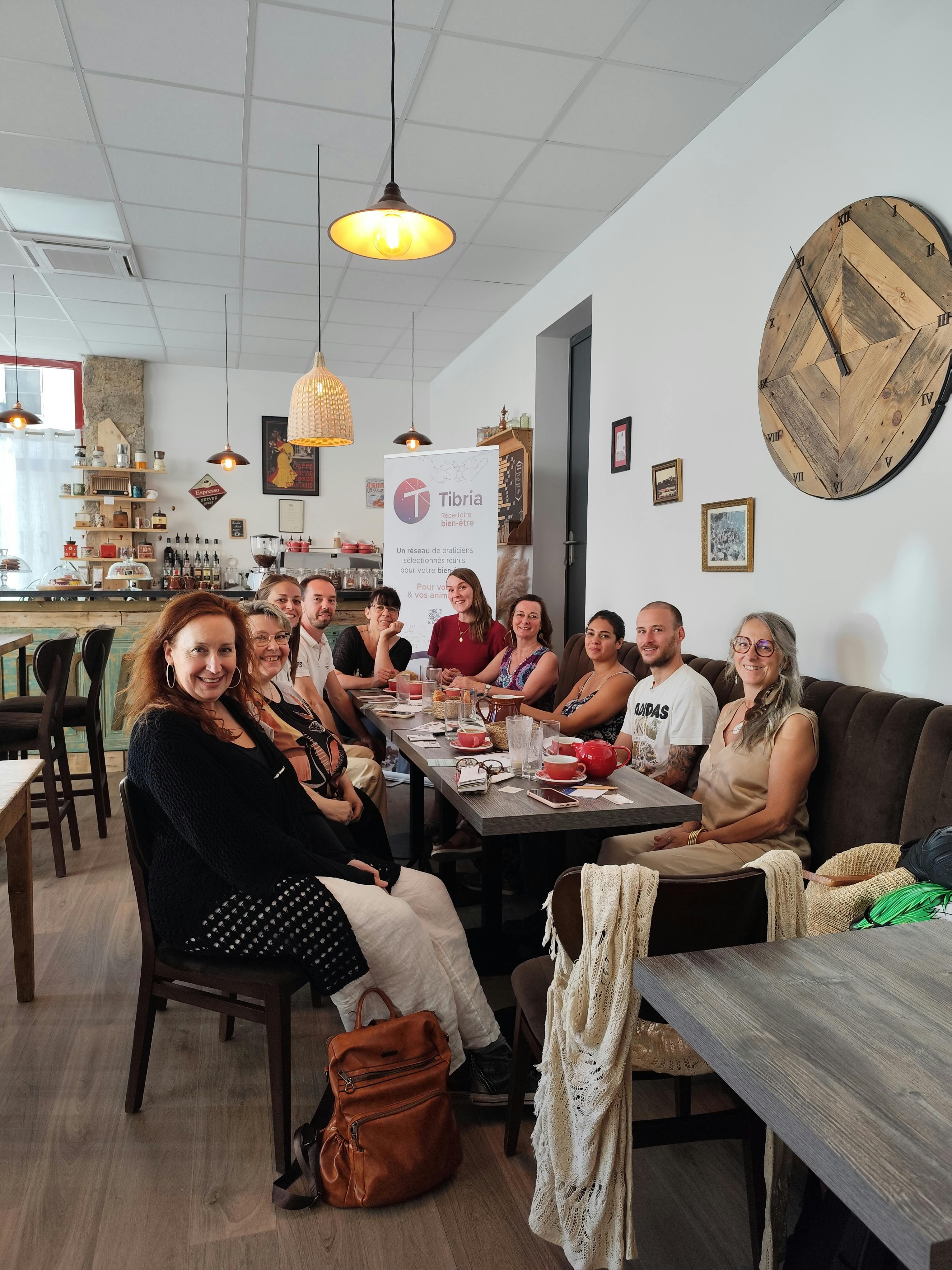 groupe de personnes dans un café