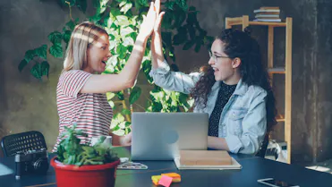 deux femmes qui se tapent dans la main