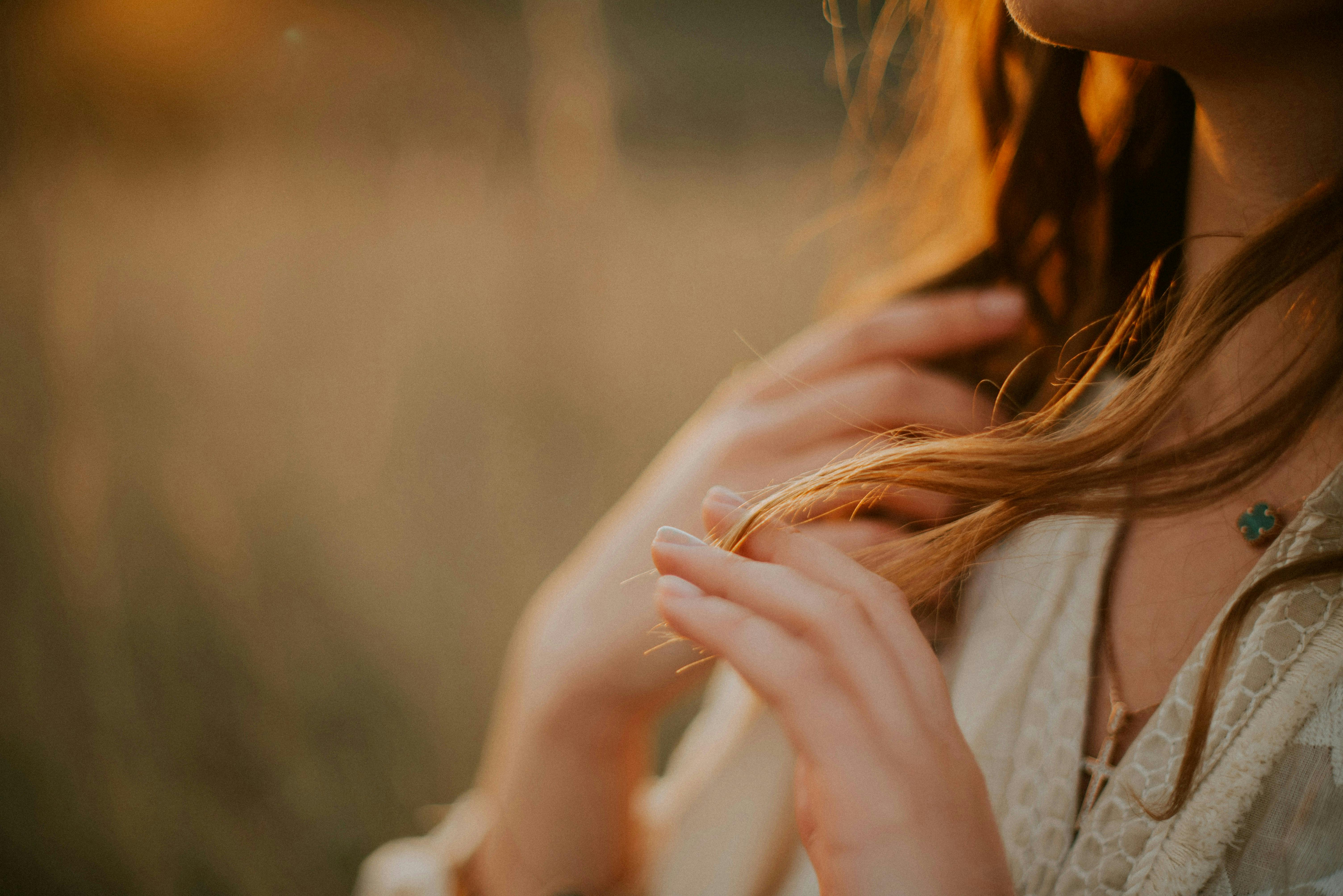 femme qui se touche les cheveux