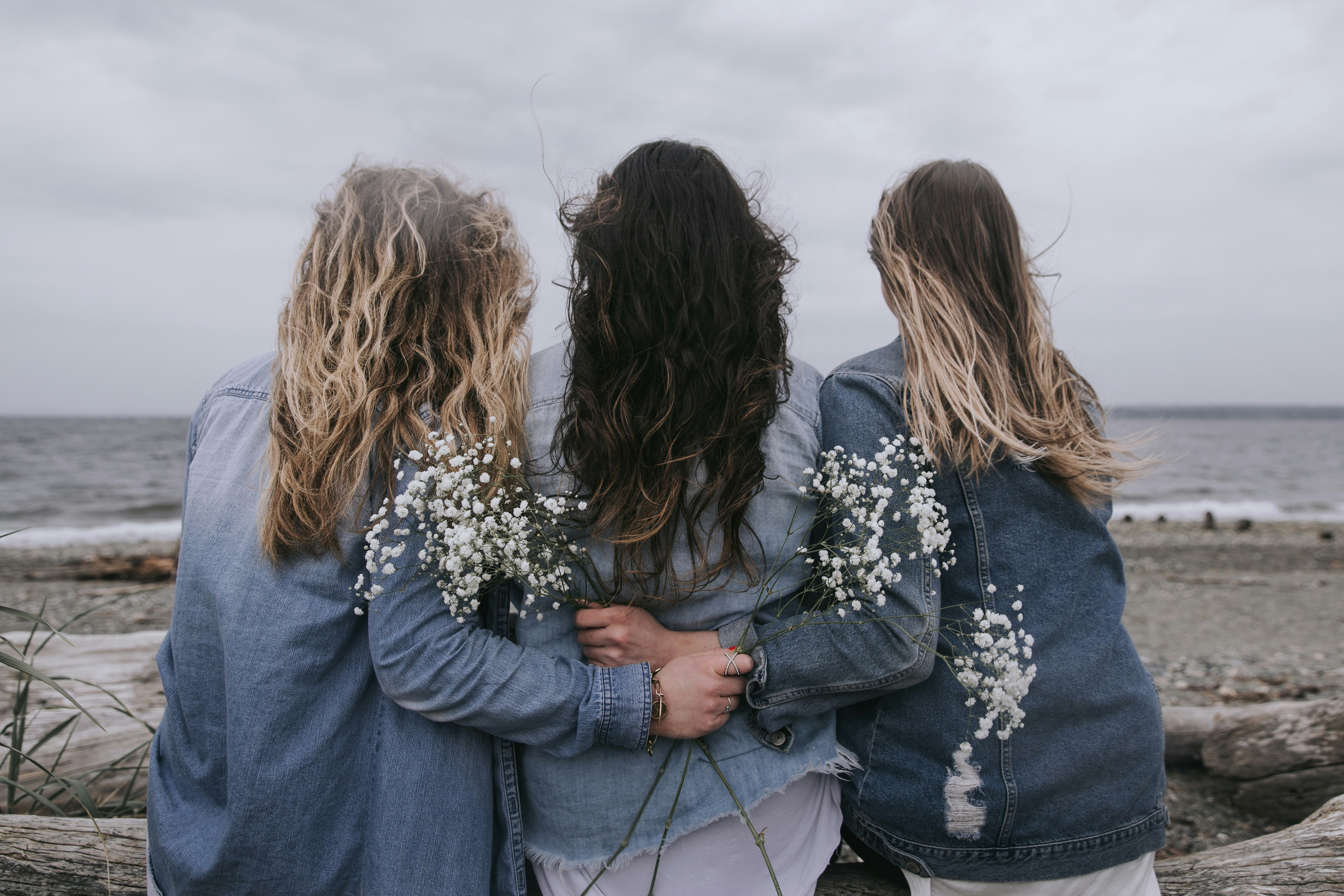 trois femmes unies devant la mer