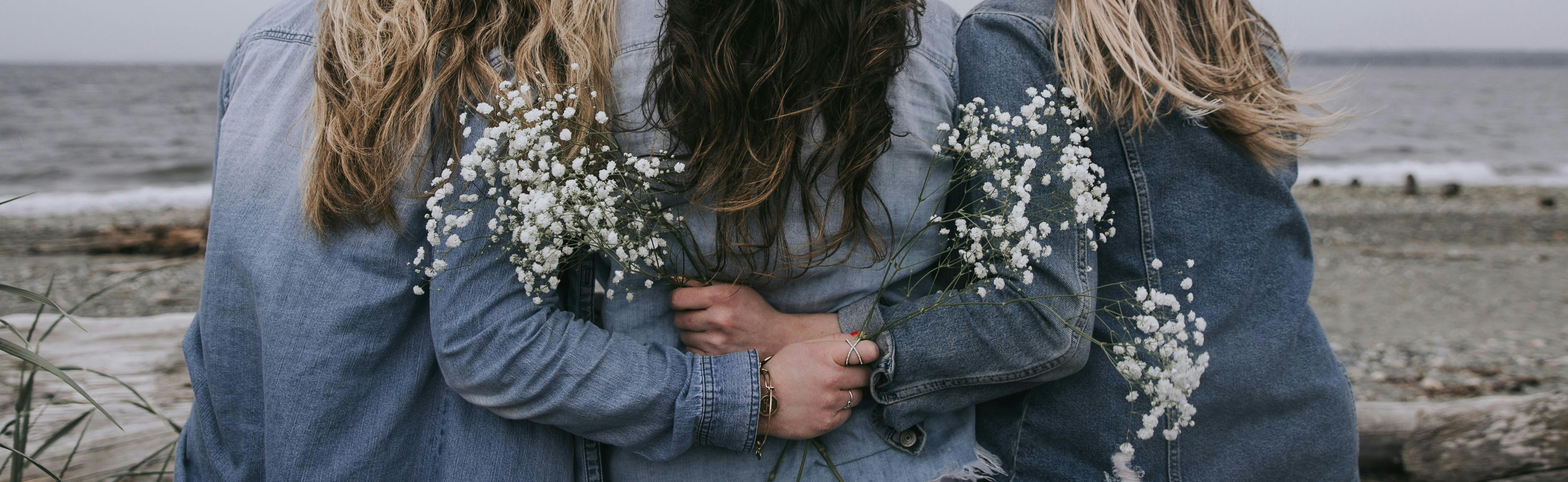 trois femmes unies devant la mer