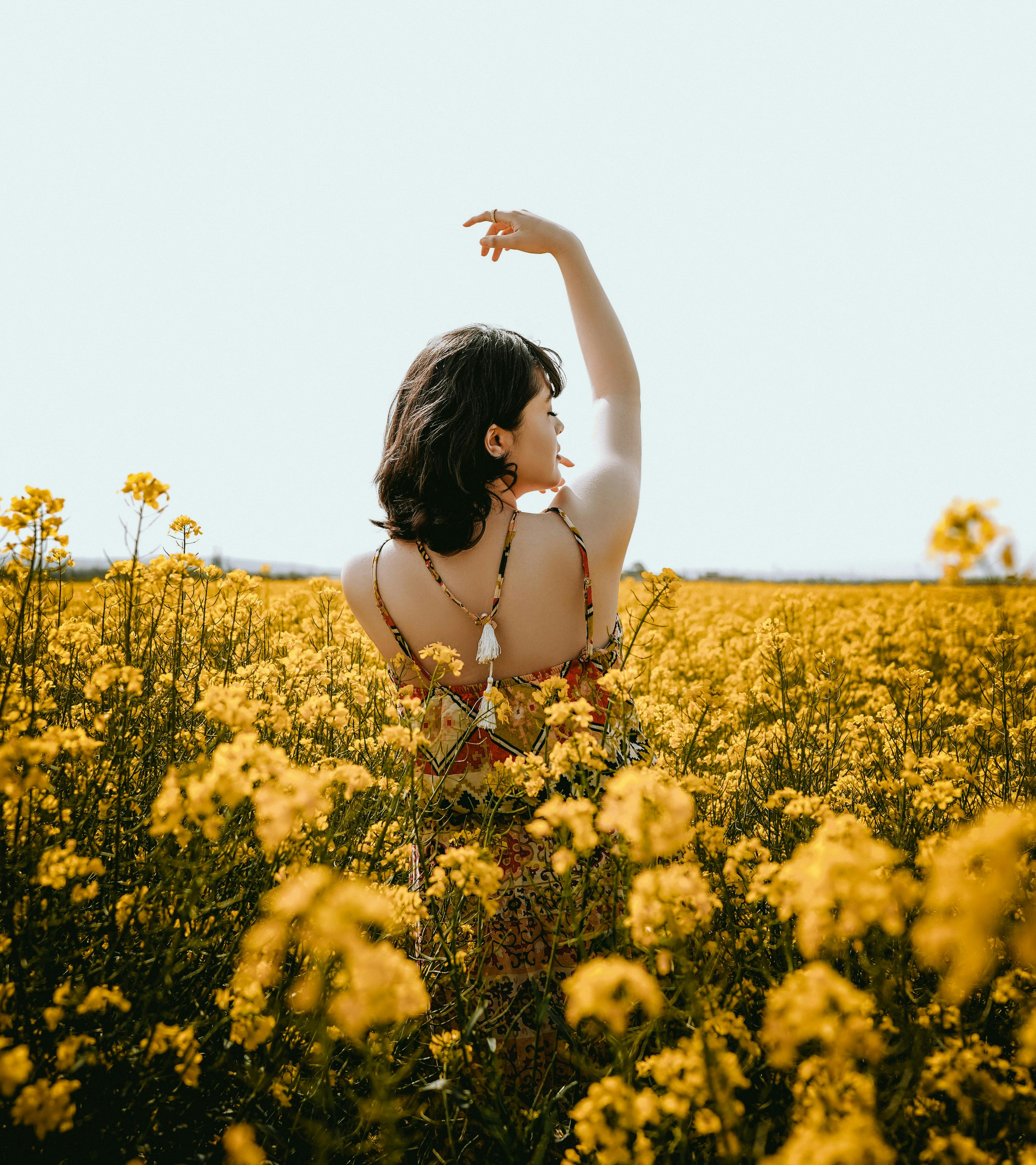 femme épanouie champ