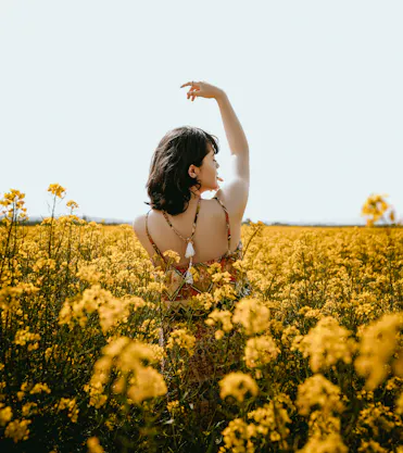 femme épanouie champ