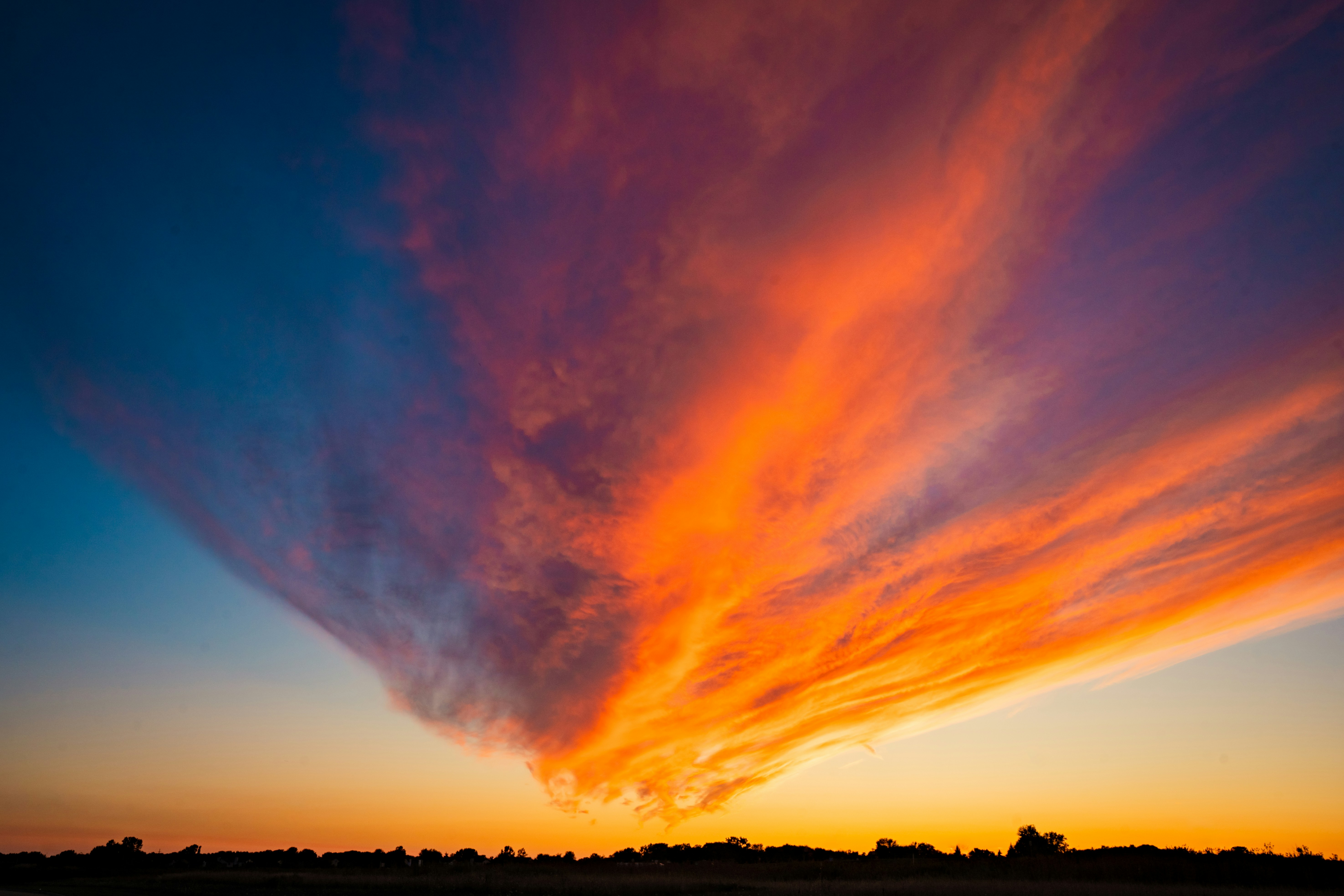 ciel avec nuages colorés orange et violet