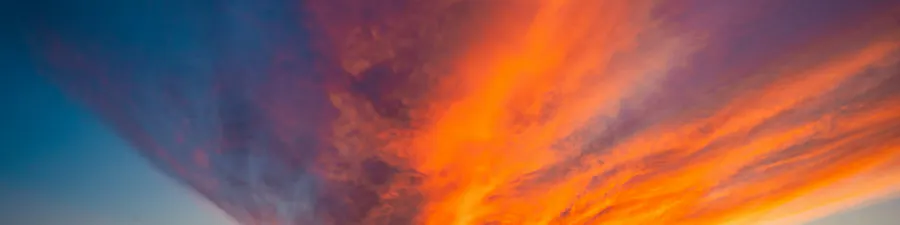 ciel avec nuages colorés orange et violet