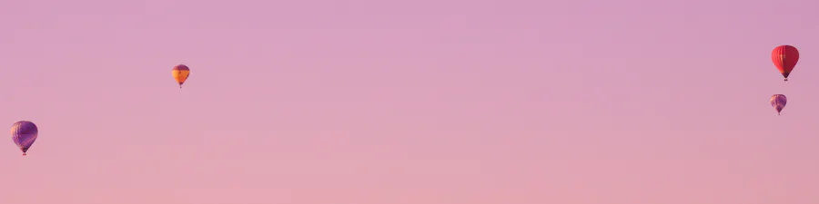 montgolfières et ciel coloré orange et violet