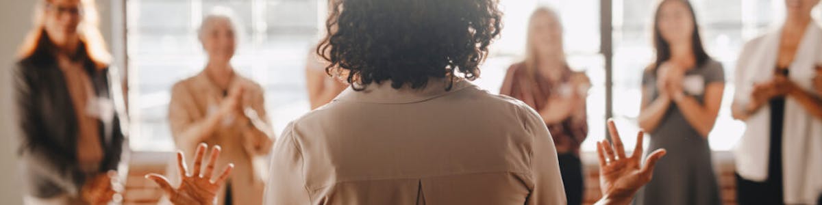 conférencicère de dos