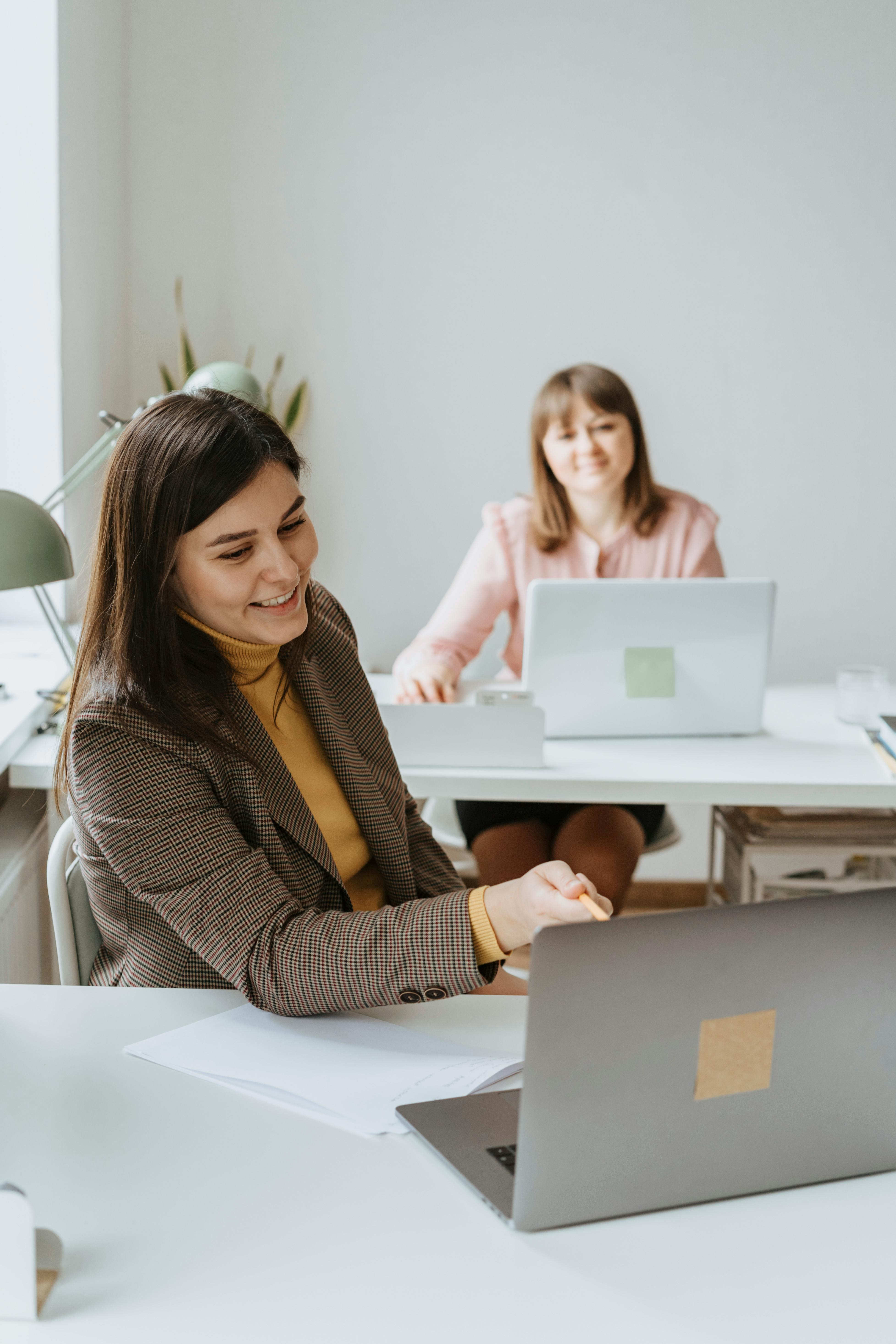 deux femmes qui travaillent