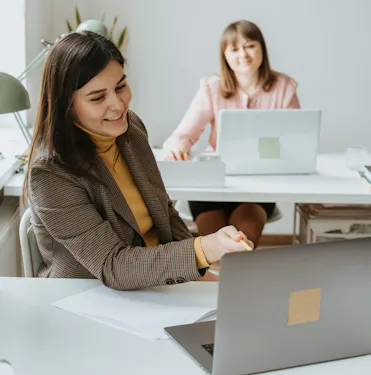 deux femmes qui travaillent