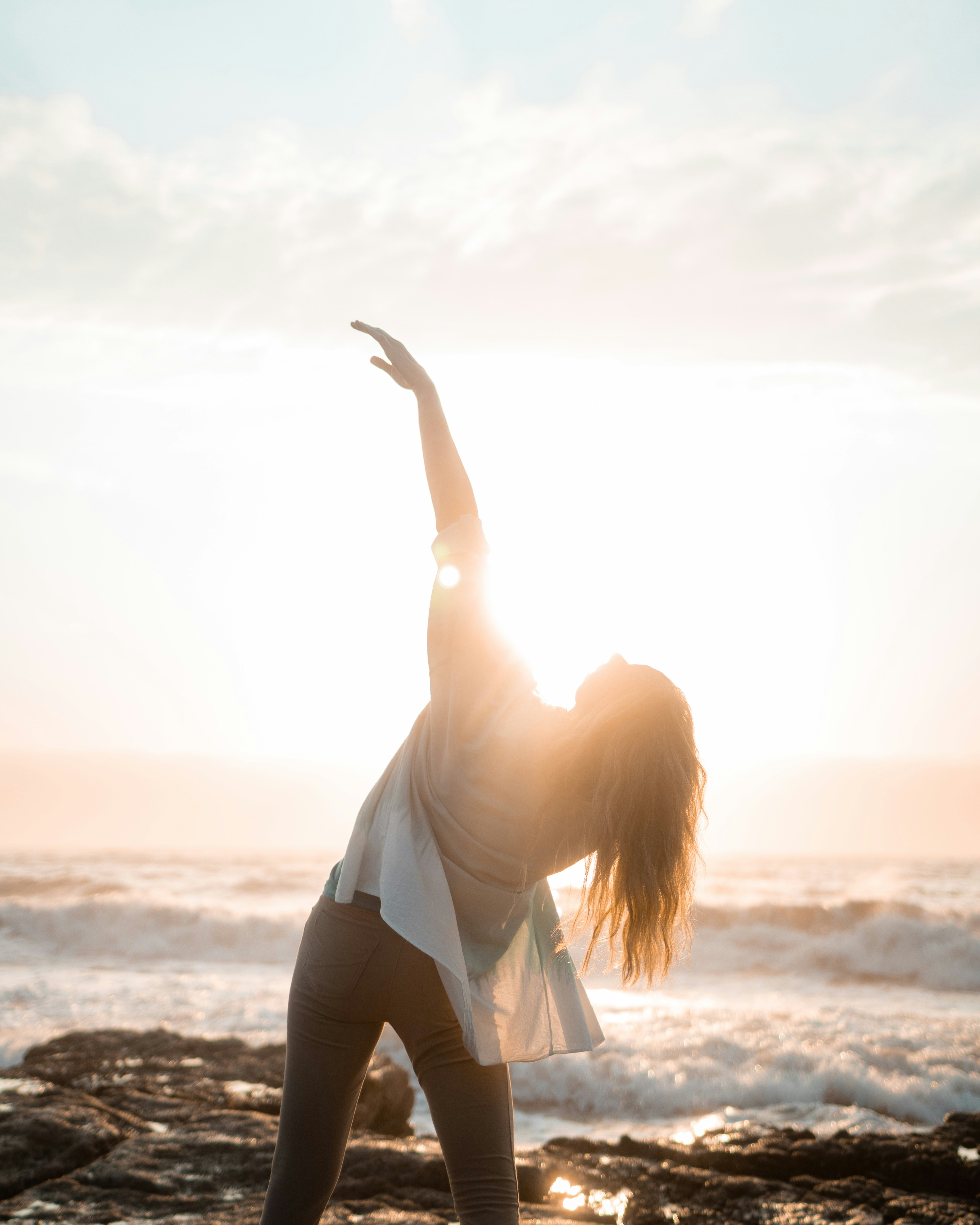 femme légèreté face à la mer
