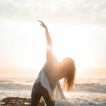 femme légèreté face à la mer