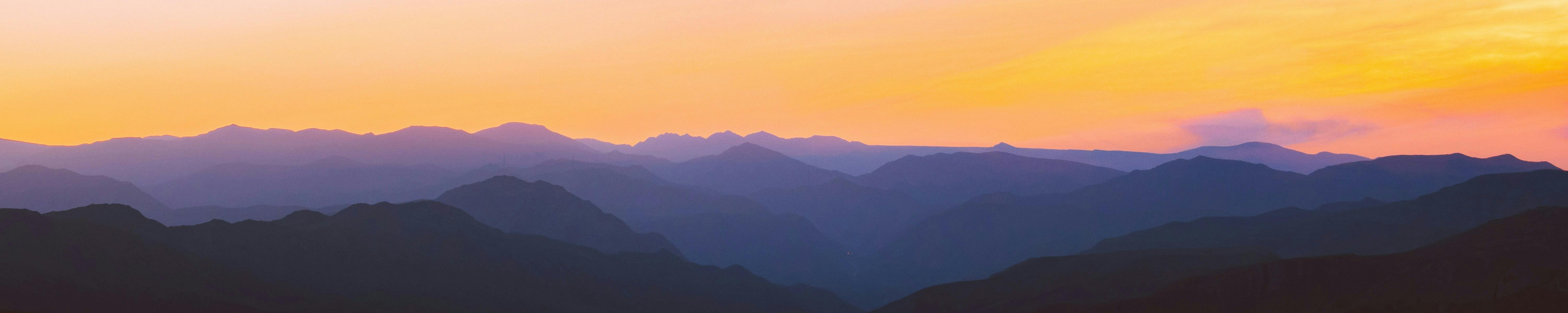 montagne et coucher de soleil