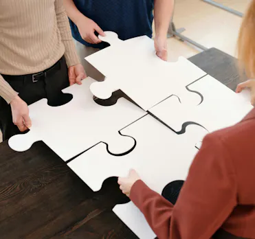 groupe créant un puzzle géant