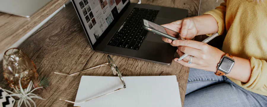 femme qui travaille avec ordinateur portable et carnet